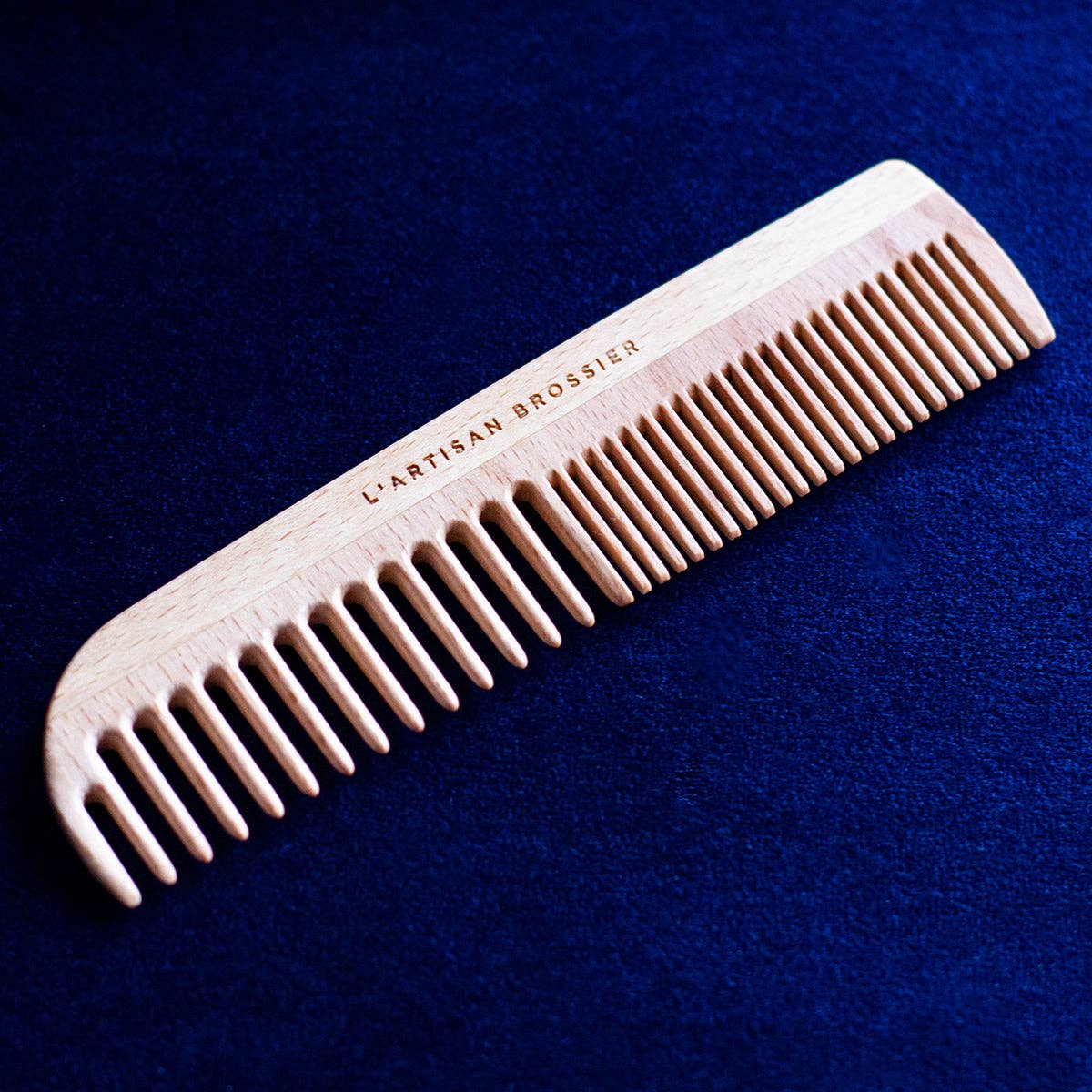 L'Artisan Brossier Large Beechwood Comb